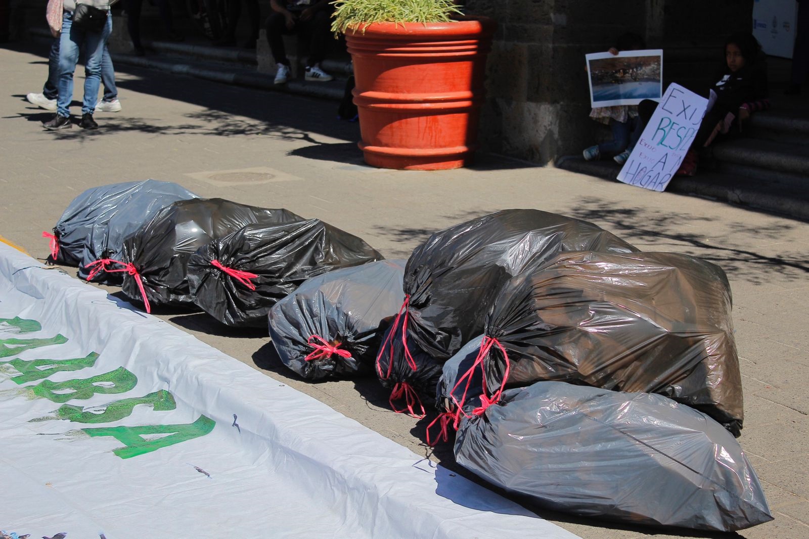 Vecinos de Tonalá se manifiestan contra la basura de Guadalajara